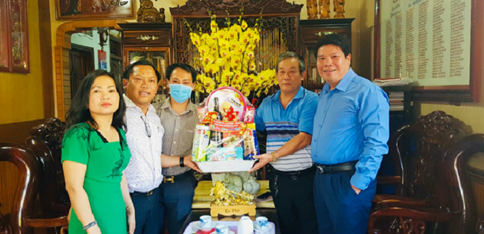 Đoàn công tác thường trực Huyện ủy thăm, tặng quà, chúc Tết các đồng chí nguyên lãnh đạo huyện qua các thời kỳ